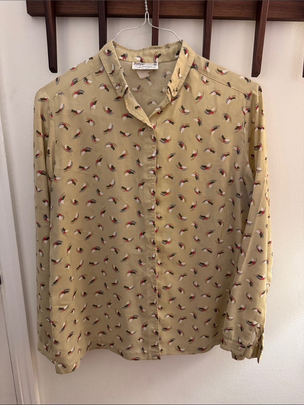 Vintage Women’s Ship’n Shore Button-Up Shirt  Beige